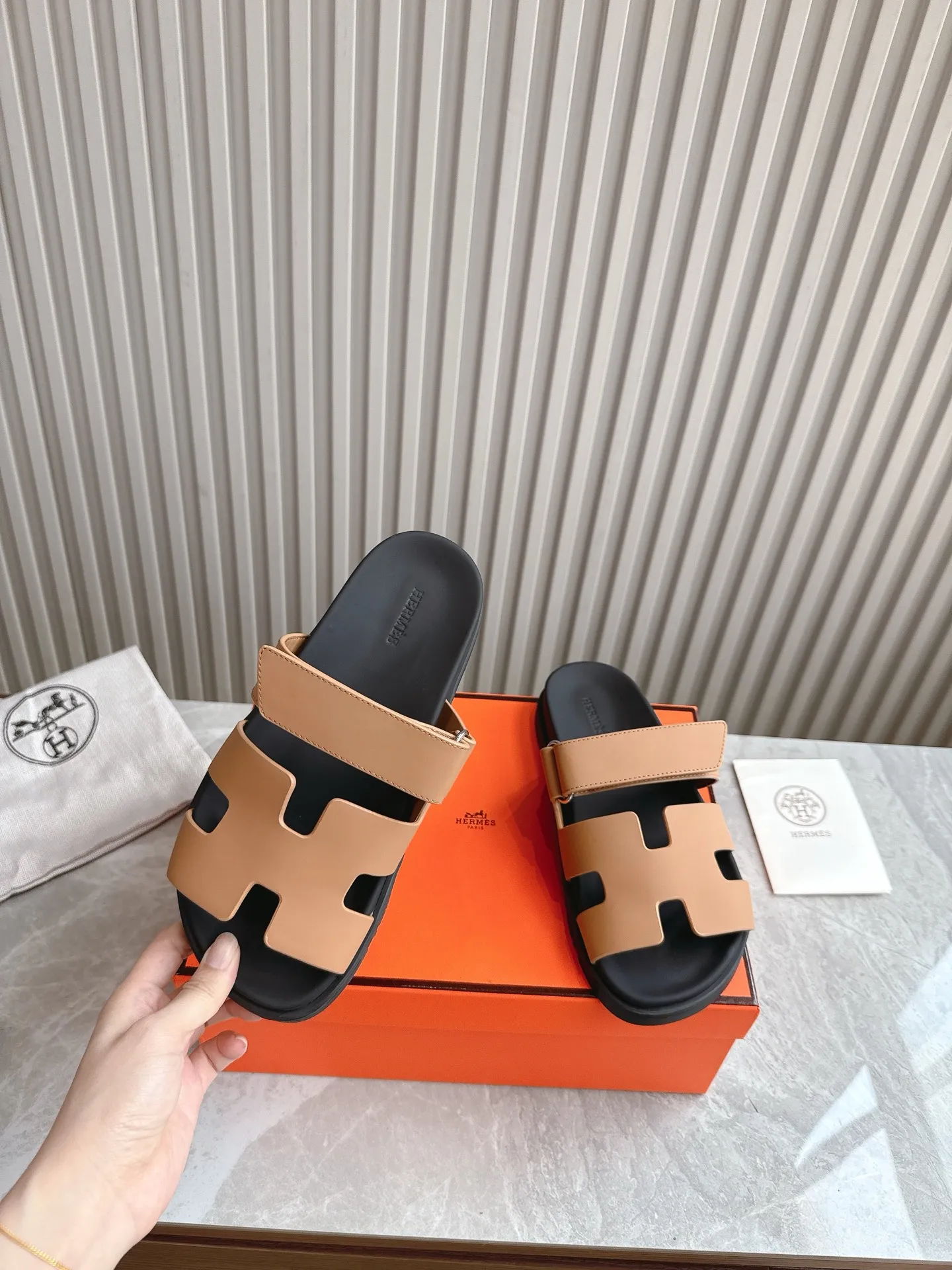 p480🐮🐮Couple model (top version) H family 2024 spring and summer new style HERMES Hermes' recently popular couple model pig nose angle sandals and slippers, paired with various colorful socks, popular. Upper: imported original deerskin (the genuine leather edging is not ordinary super migration). Lining: imported genuine leather. Outsole: Tpu non-slip and wear-resistant outsole. Size: Female 35-42 (40/42 non-returnable and non-exchangeable) Male size: 39-45 (45 non-refundable and non-exchangeable)